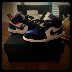 Jordan 1 mid SE